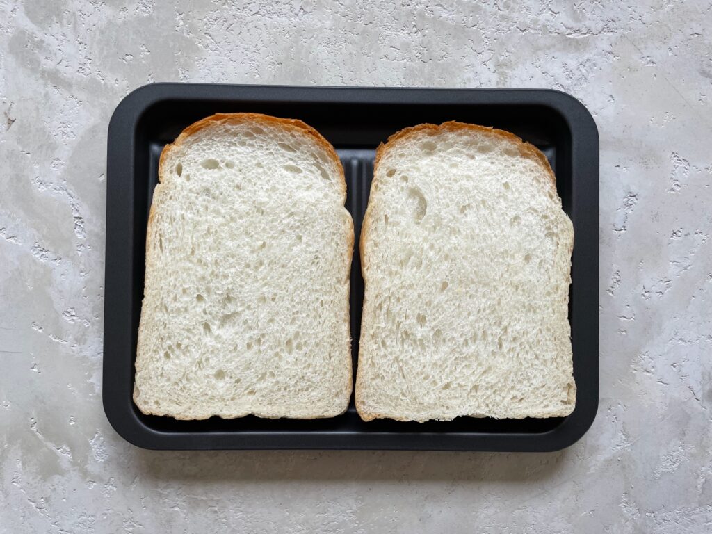 トレーに食パンを2枚並べた画像