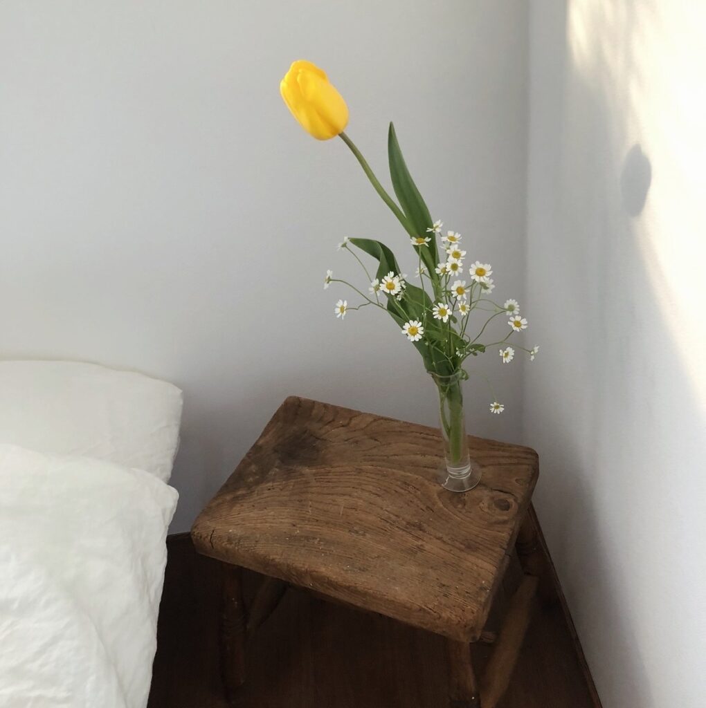 寝室と季節の草花の画像